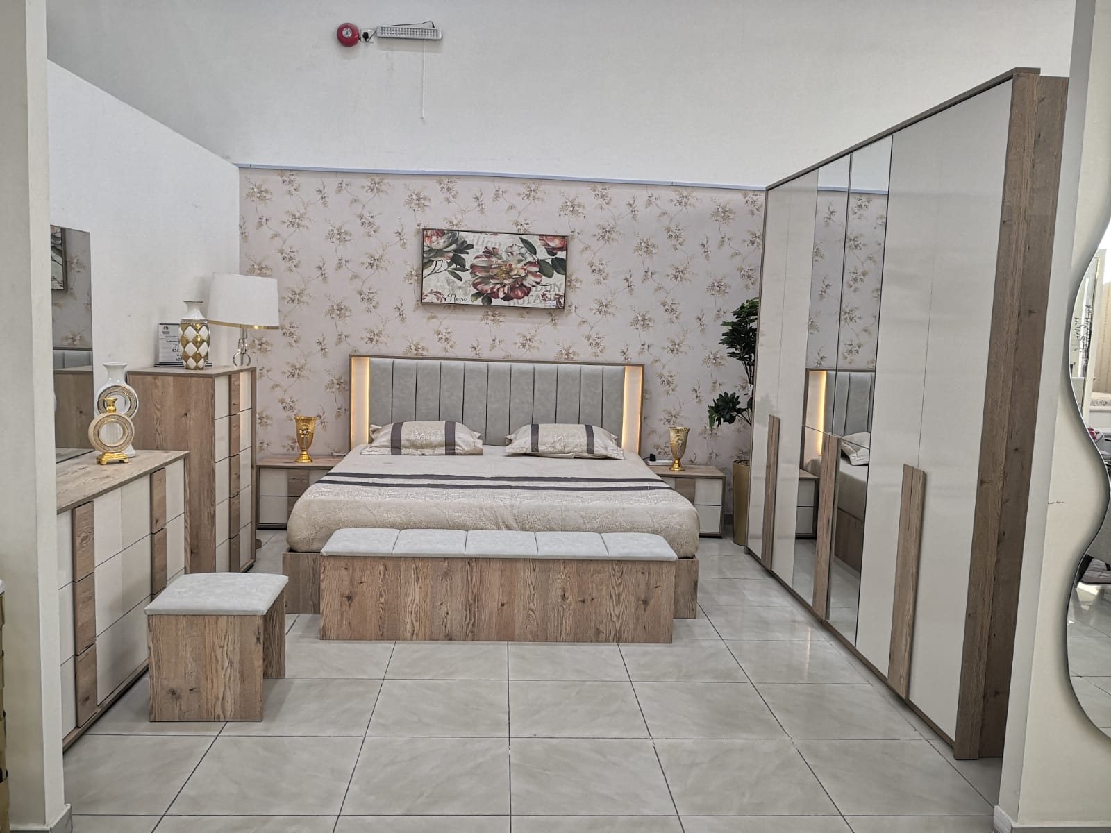 غرفة نوم تركي 200*200 (8قطع) لون بيج+خشبي (اضافي أريكة)