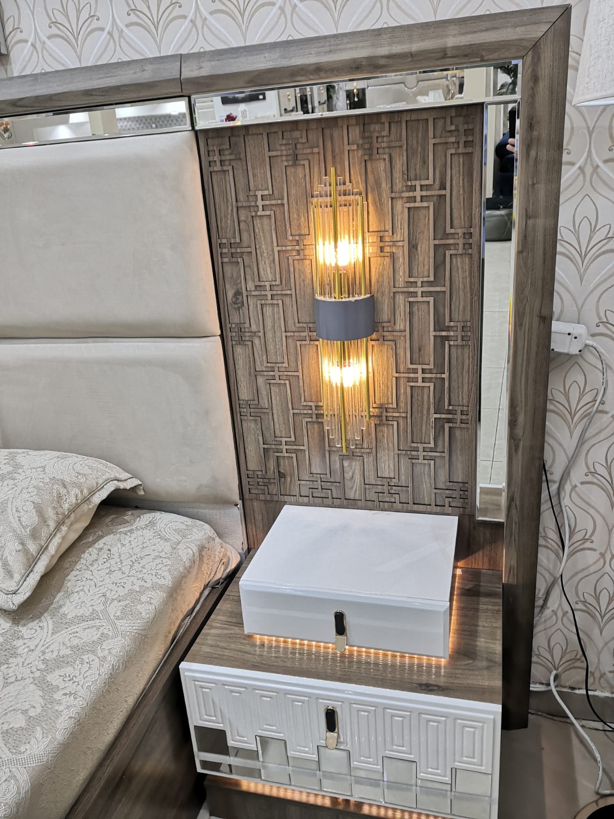 غرفة نوم صيني 200*200 (8قطع) بتخزين لون أبيض+بني