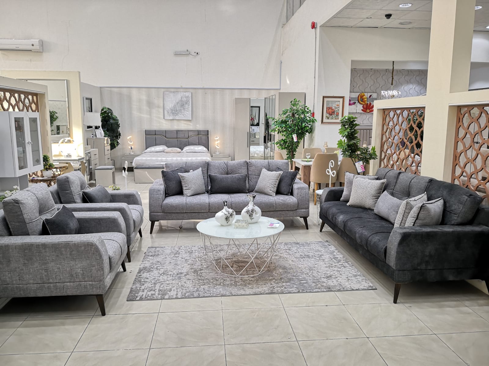 ط.كنب أردني 3+3+1+1(كنبة رمادي غامق+كنبة+2كرسي لون رمادي فاتح)