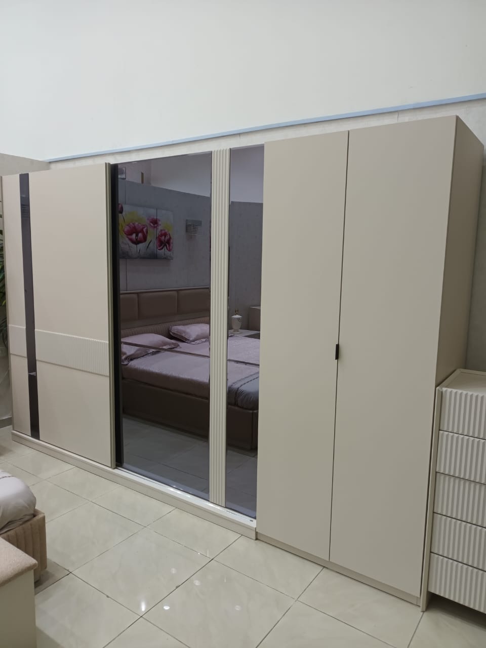 غرفة نوم تركي 200*200 (9قطع) لون بيج (اضافي دولاب 2درفة+أريكة)