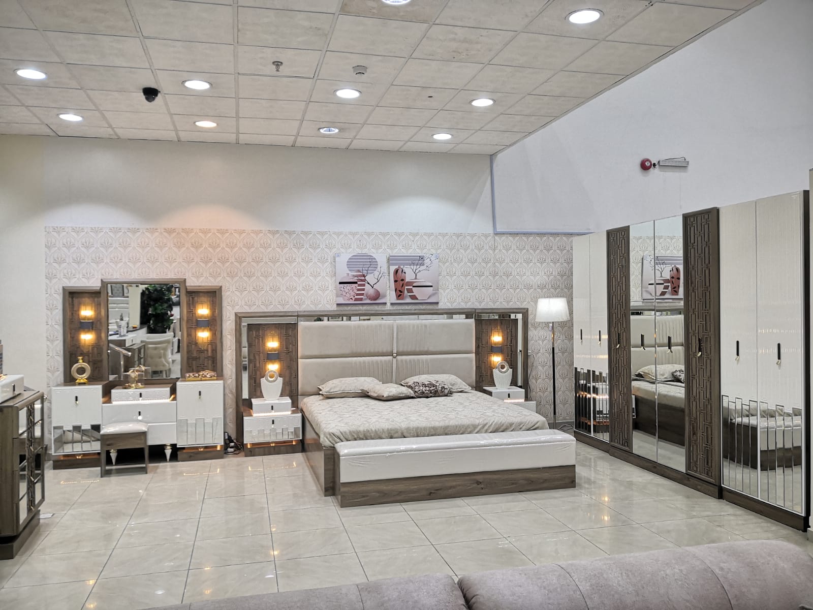 غرفة نوم صيني 200*200 (8قطع) بتخزين لون أبيض+بني