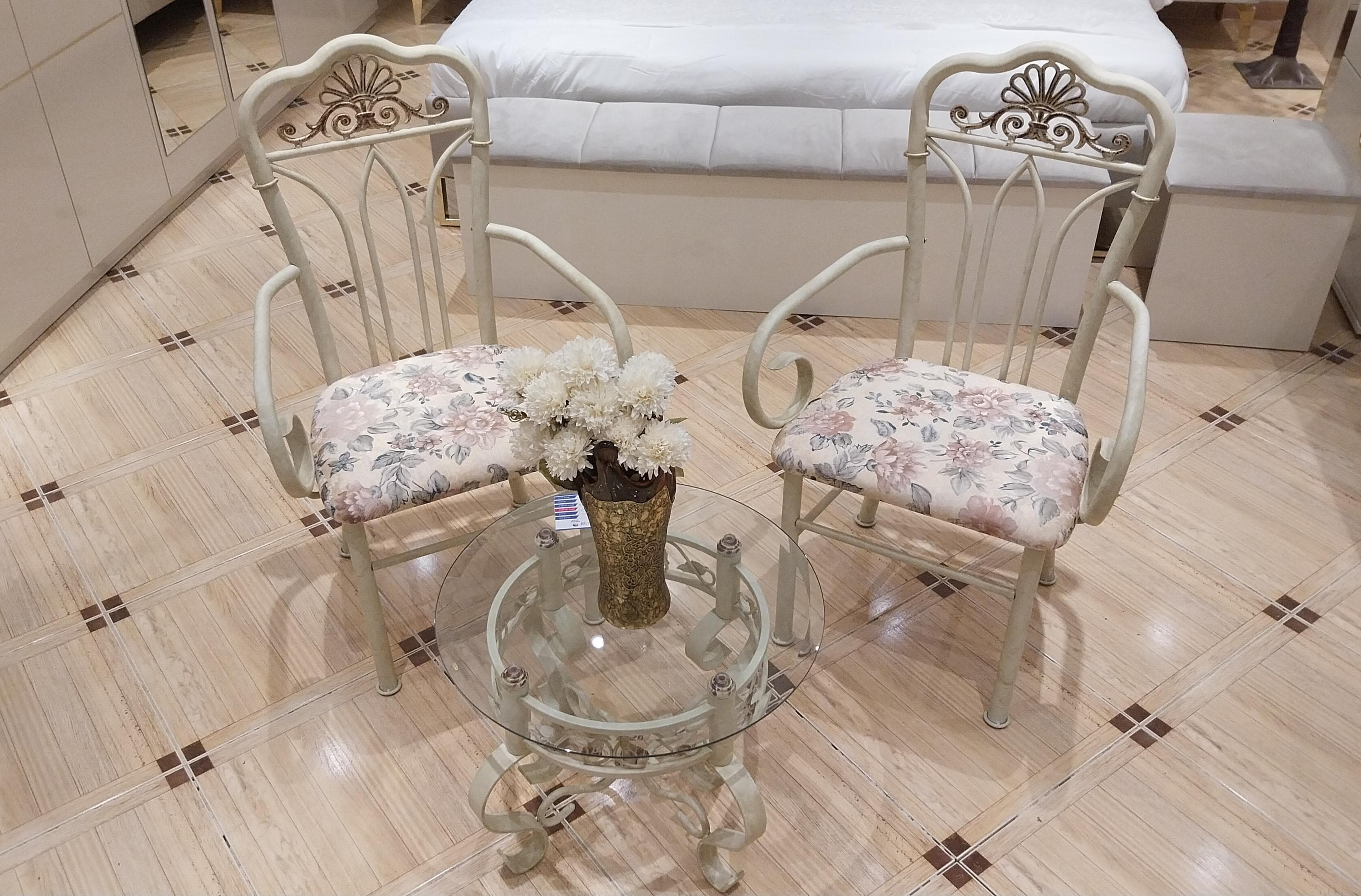 طقم كرسيين و طاولة حديد و قزاز لون بيج م/ 833 @