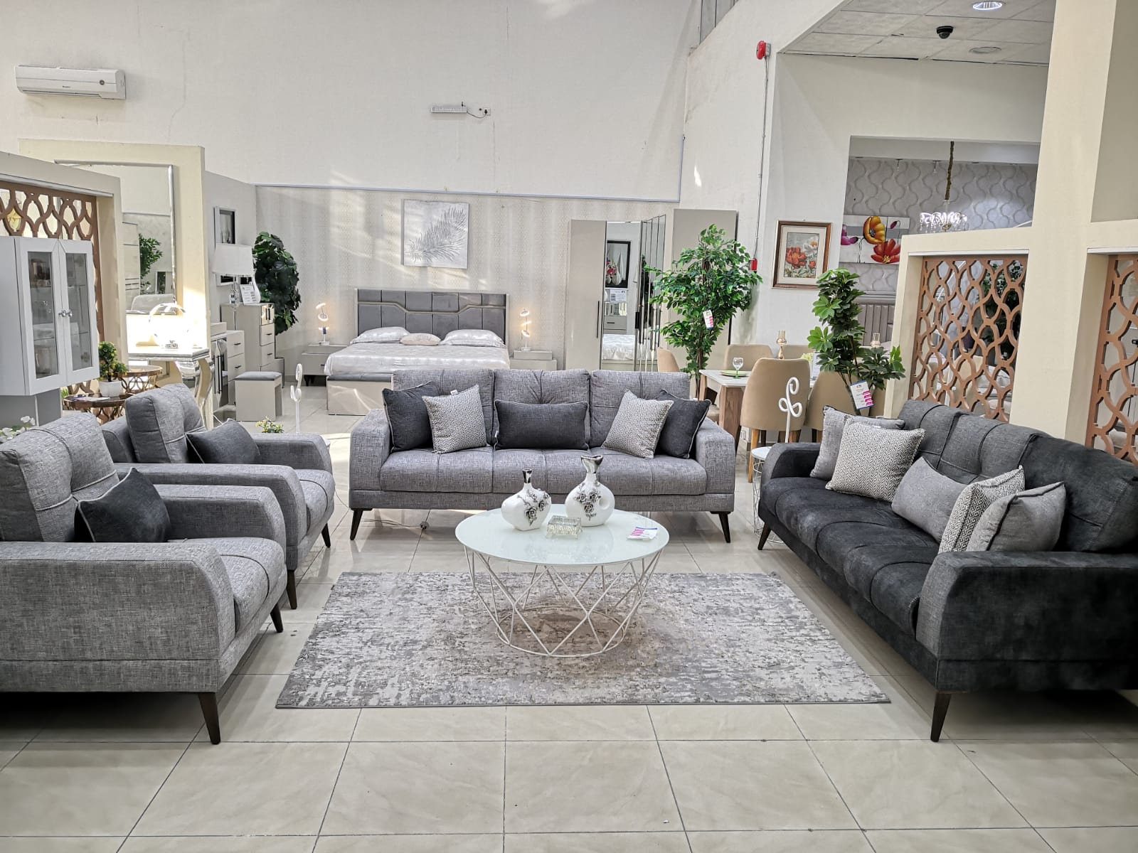 ط.كنب أردني 3+3+1+1(كنبة رمادي غامق+كنبة+2كرسي لون رمادي فاتح)