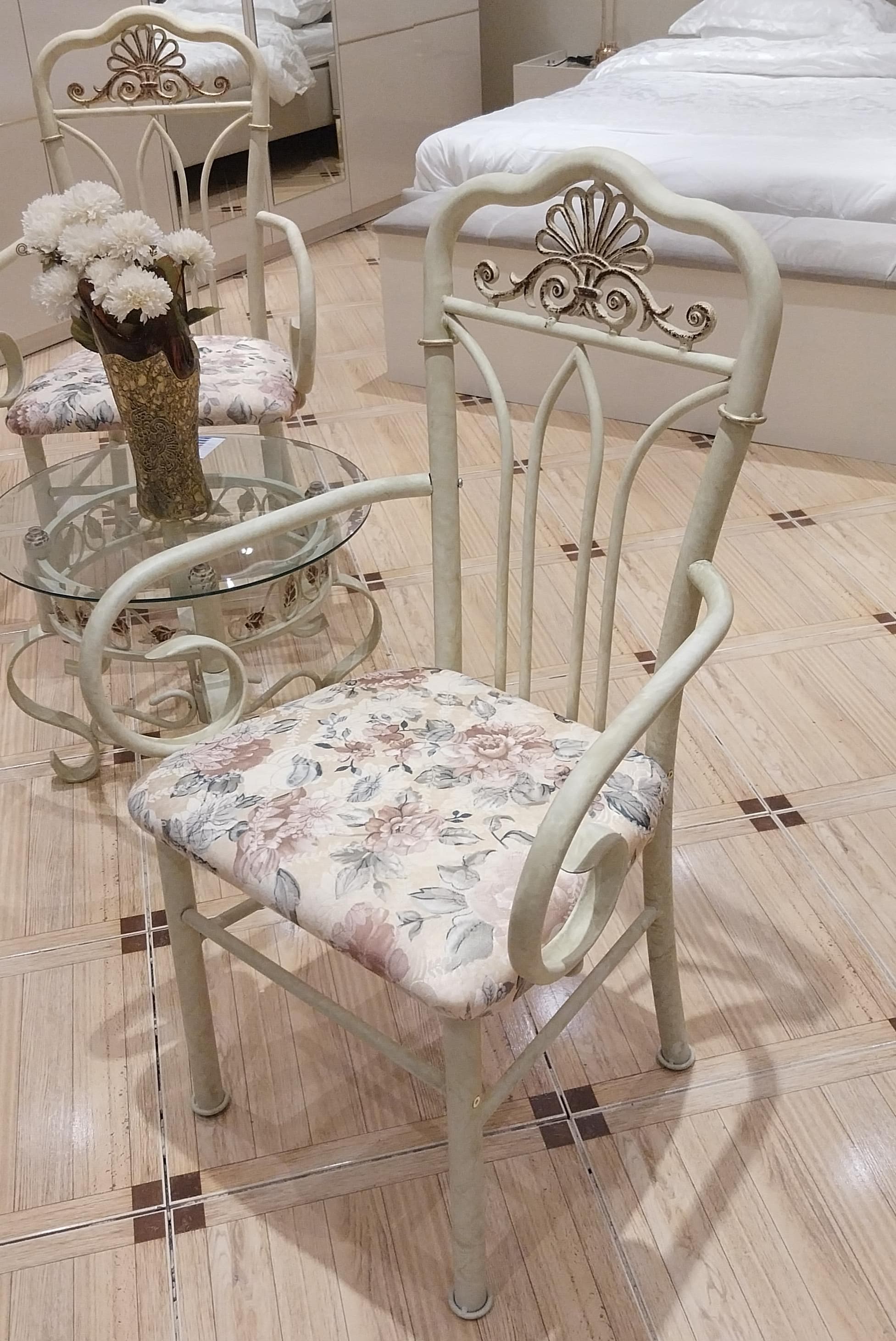 طقم كرسيين و طاولة حديد و قزاز لون بيج م/ 833 @