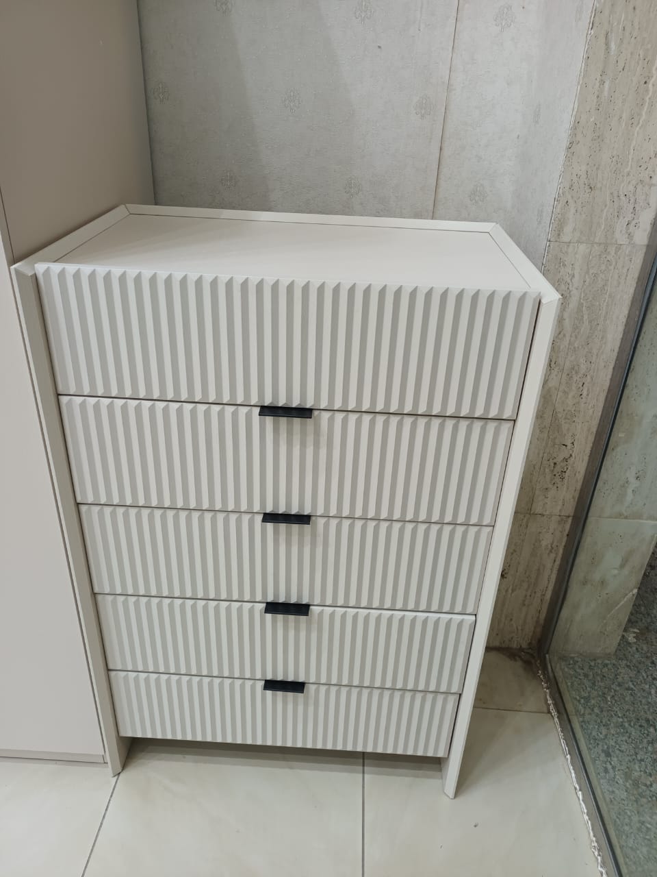 غرفة نوم تركي 200*200 (9قطع) لون بيج (اضافي دولاب 2درفة+أريكة)