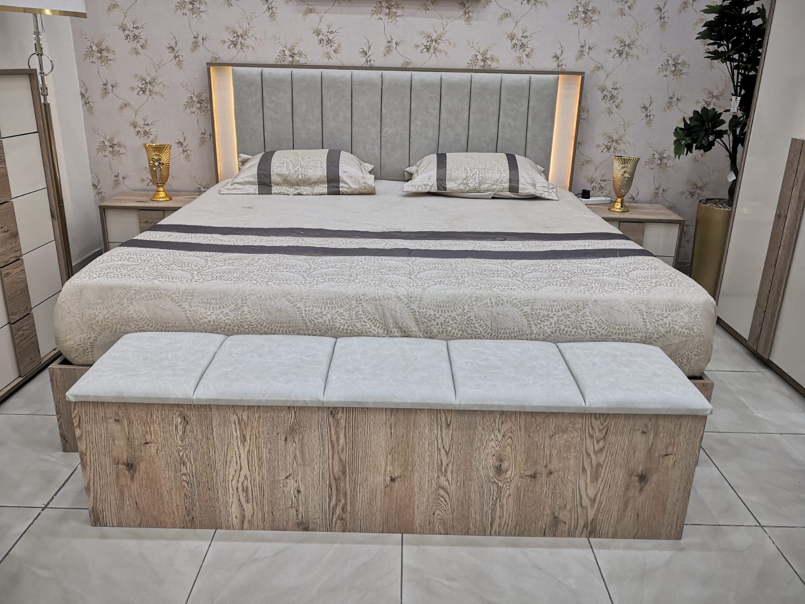 غرفة نوم تركي 200*200 (8قطع) لون بيج+خشبي (اضافي أريكة)