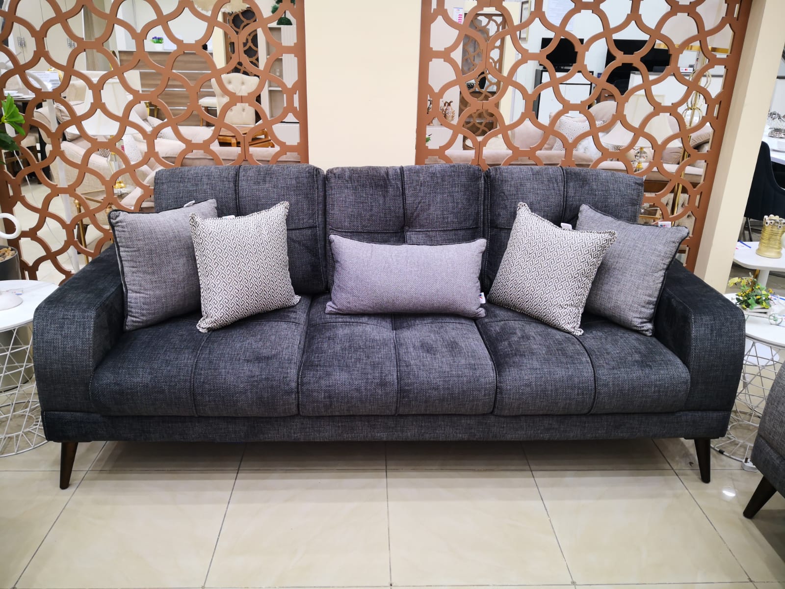 طقم كنب أردني 3+3+1+1(كنبة رمادي غامق+كنبة+2كرسي لون رمادي فاتح)