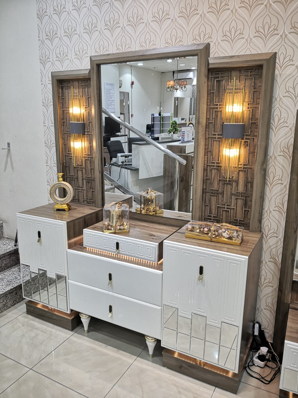 غرفة نوم صيني 200*200 (8قطع) بتخزين لون أبيض+بني